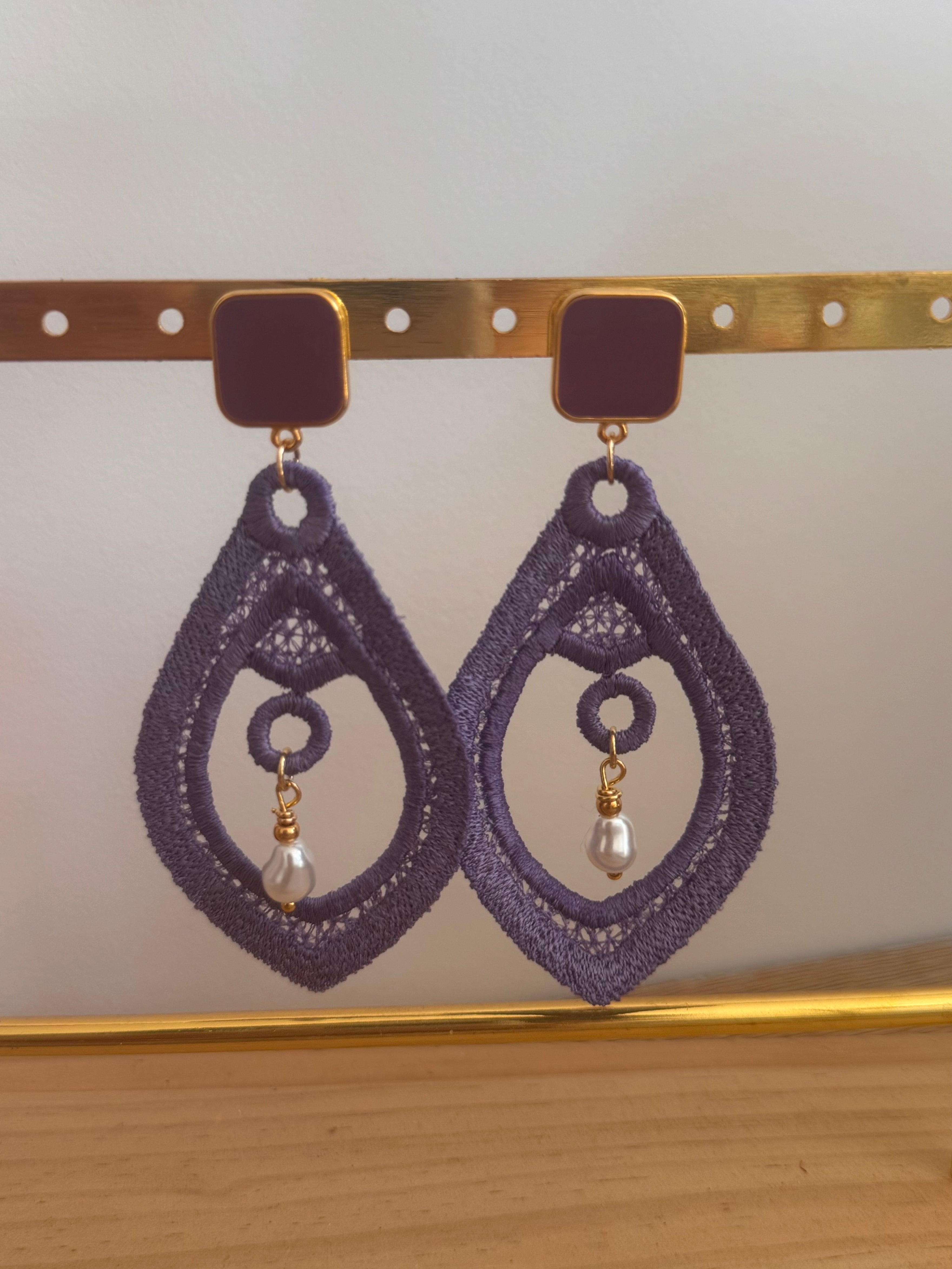 Boucles d'oreilles brodées er perlées : RAPHAELLE