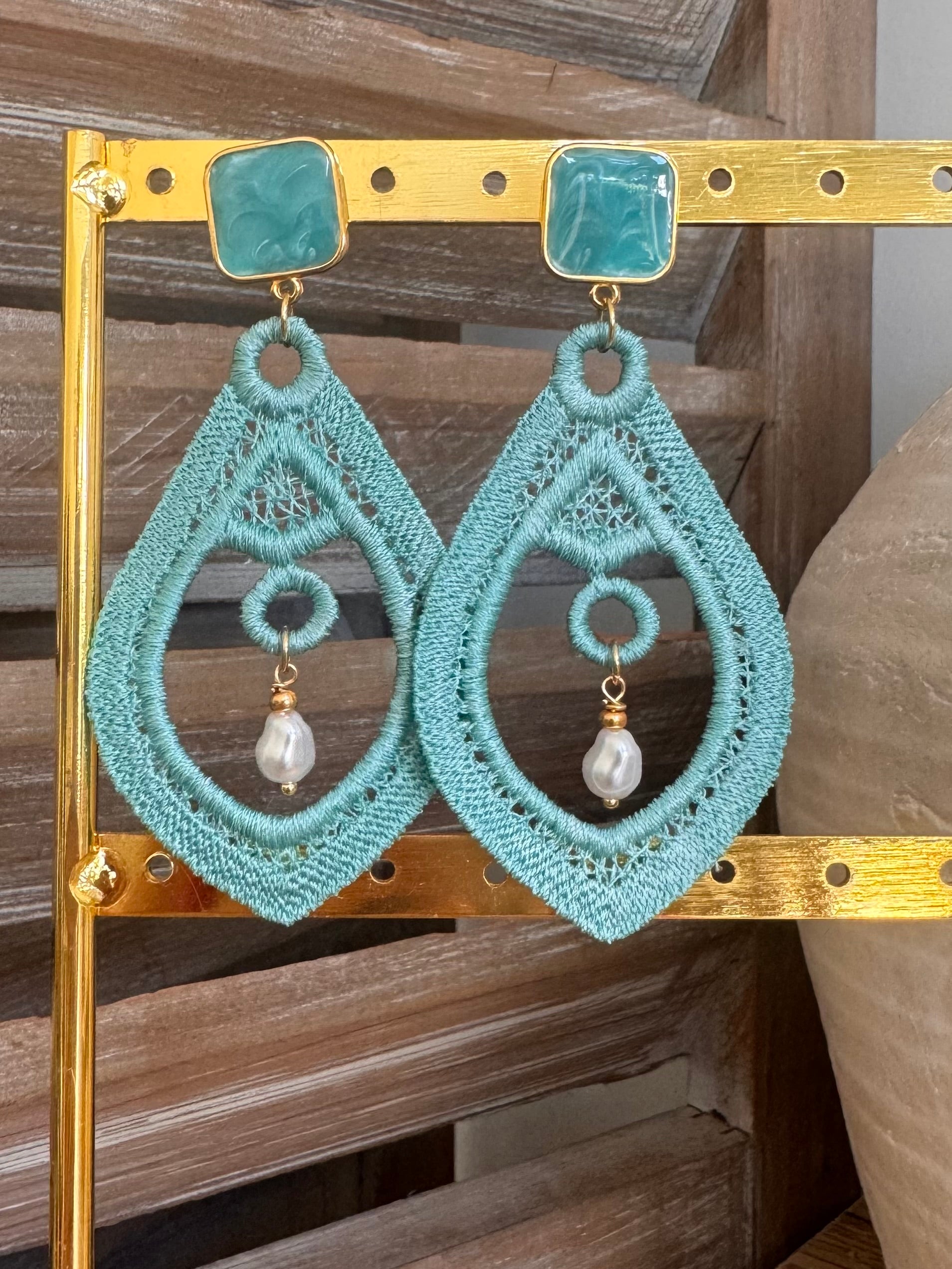 Boucles d'oreilles brodées er perlées : RAPHAELLE