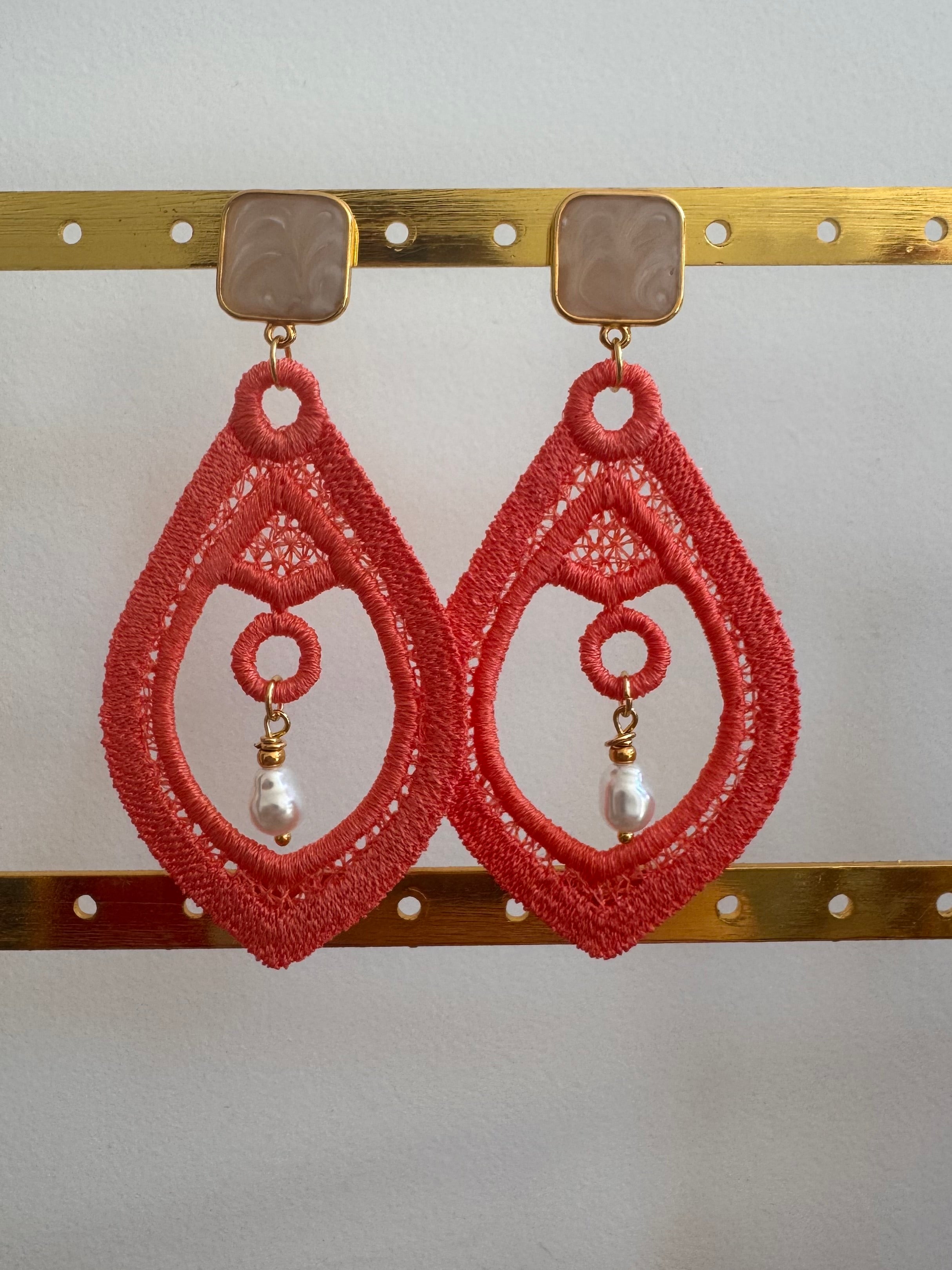 Boucles d'oreilles brodées er perlées : RAPHAELLE