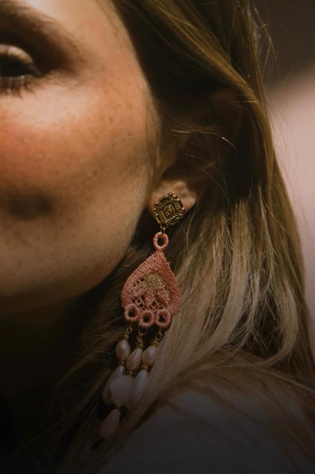 Boucles d'oreilles brodées perlées : JULIETTE